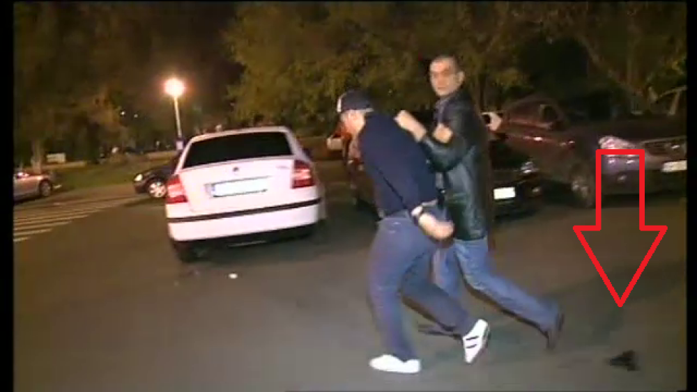 Momentul in care un agent isi pierde pistolul in timp ce baga un suporter in masina de politie - Imaginea 7