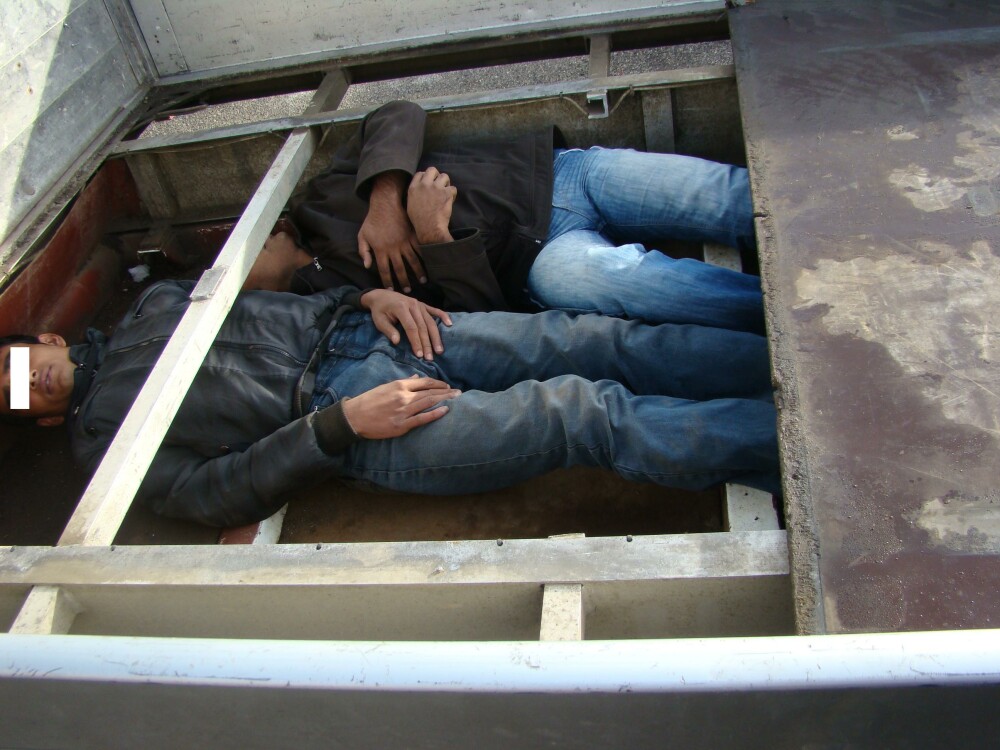 Zece pakistanezi au stat ca in conserve sub platformele a doua camioane pentru a iesi din tara - Imaginea 1