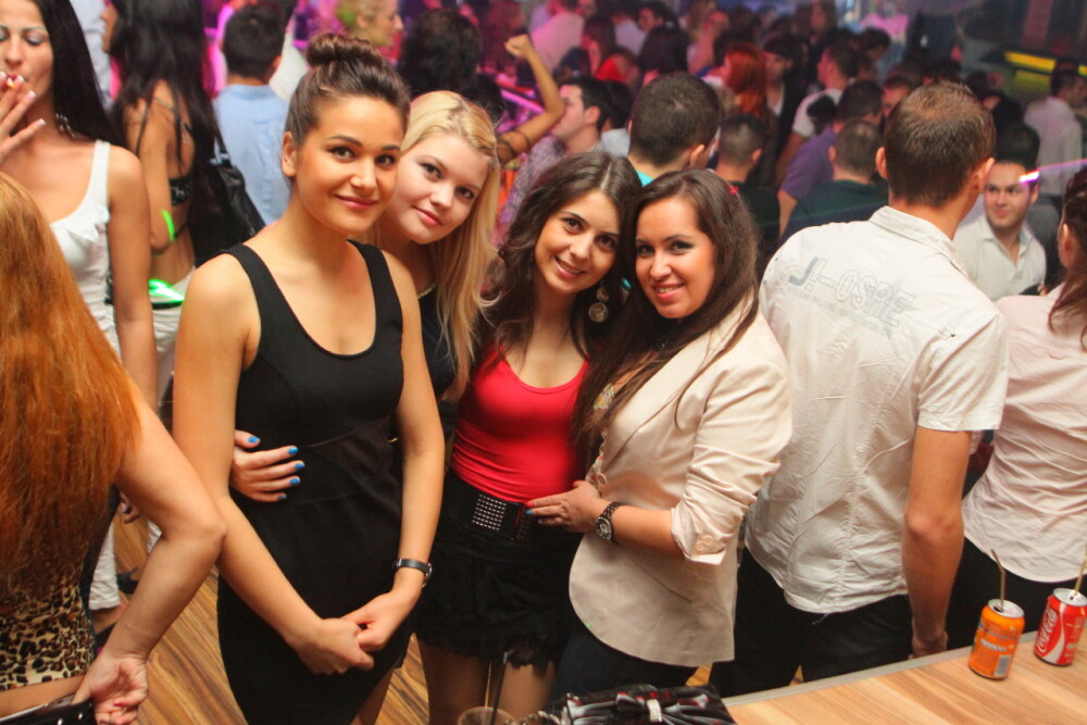 Frumoasa cantareata ANTONIA a atras toate privirile azi noapte, intr-un club din Timisoara. FOTO - Imaginea 24