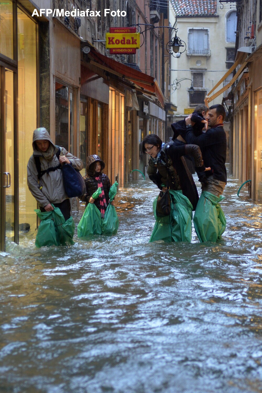 Inundatiile din Venetia au afectat aproape 3 sferturi din suprafata orasului. Imagini spectaculoase - Imaginea 5