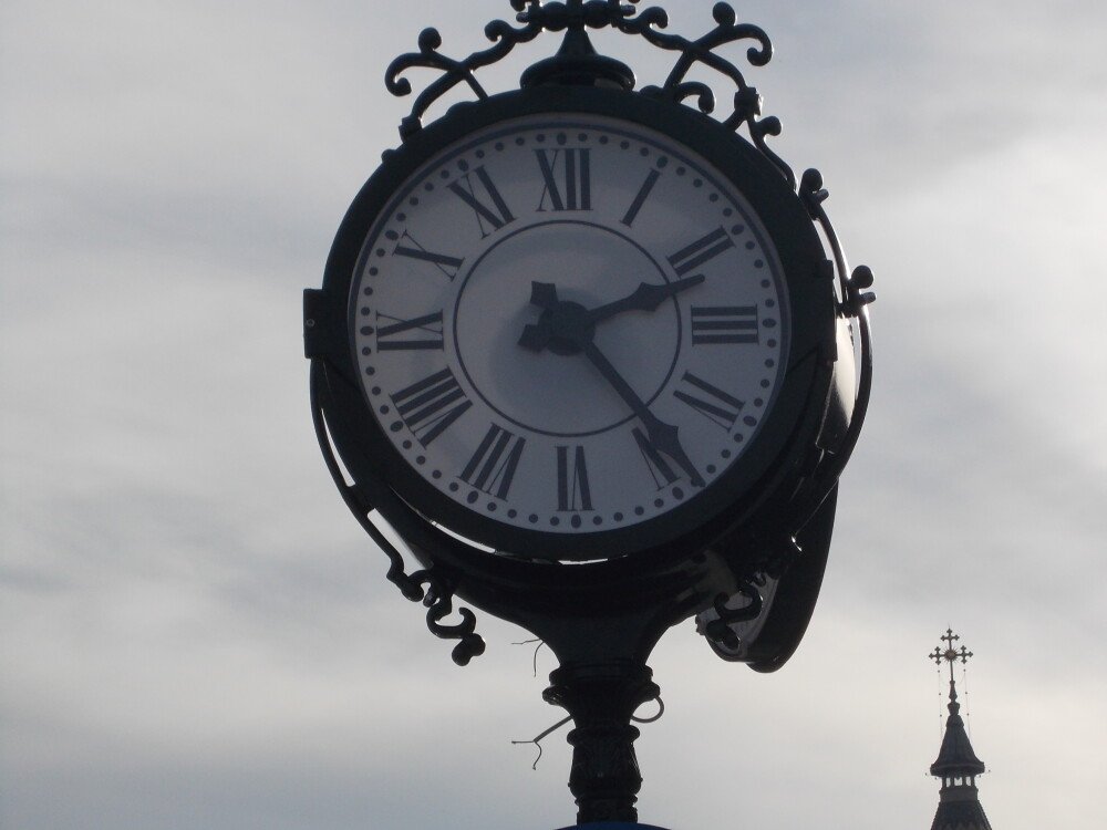 Un nou ceas da ora exacta in Piata Operei. De sarbatori, ceasul va asigura si muzica in surdina - Imaginea 1