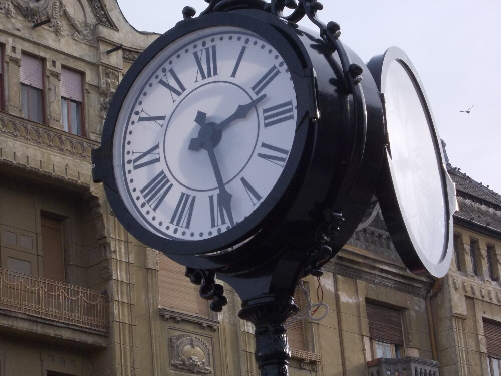Un nou ceas da ora exacta in Piata Operei. De sarbatori, ceasul va asigura si muzica in surdina - Imaginea 2