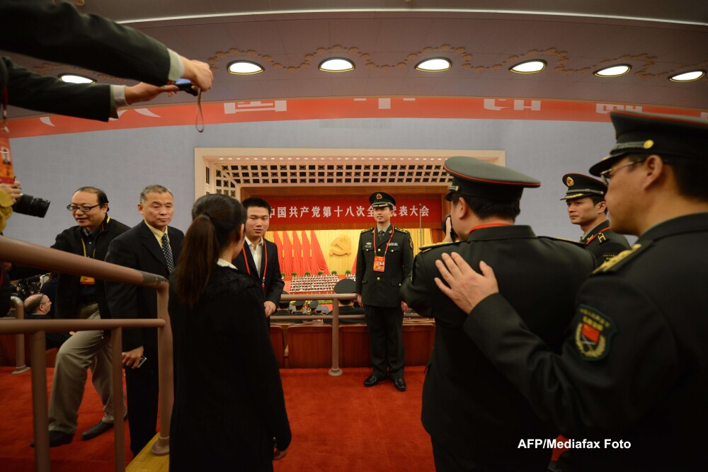 Ceremonii in stil stalinist. Cel de-al XVIII-lea congres al Partidului Comunist Chinez s-a incheiat - Imaginea 3