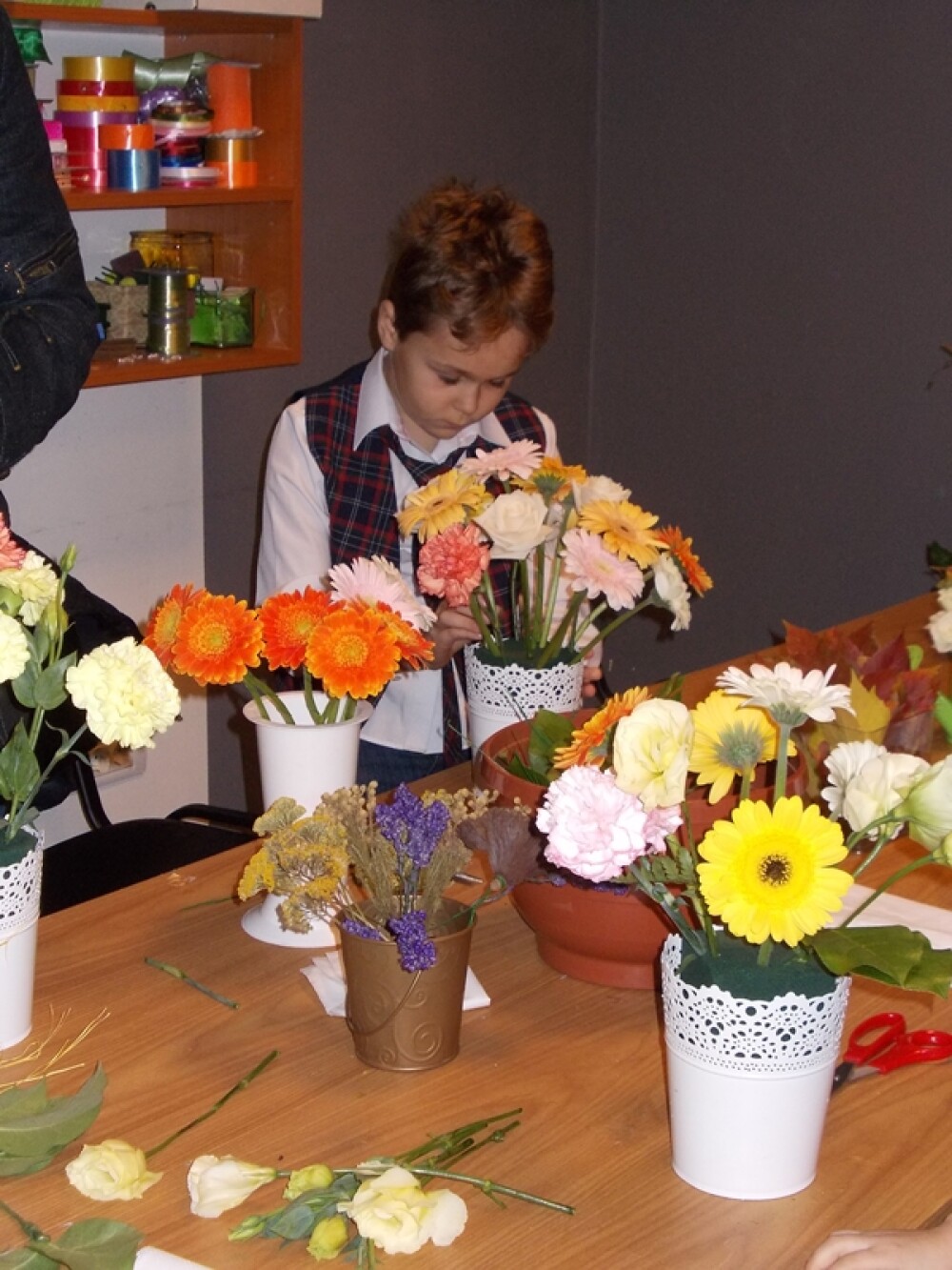 Prichindei, dar florari priceputi. Vezi ce aranjamente florale au reusit sa faca patru copii - Imaginea 6