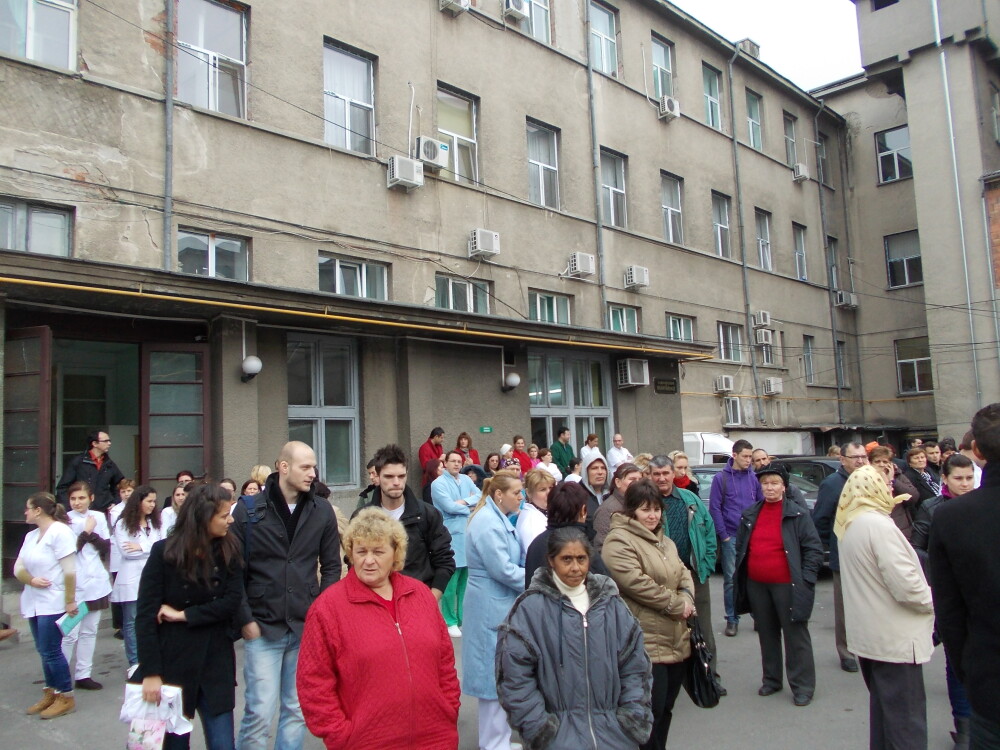 Spitalul Municipal din Timisoara, evacuat. Sase caini de interventie au asigurat zona. Afla motivul - Imaginea 1