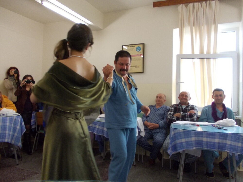 O piesa de teatru a adus emotie in sufletele bolnavilor internati la Spitalul Judetean din Timisoara - Imaginea 12