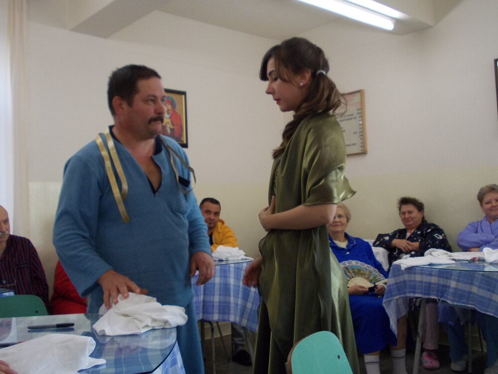 O piesa de teatru a adus emotie in sufletele bolnavilor internati la Spitalul Judetean din Timisoara - Imaginea 5