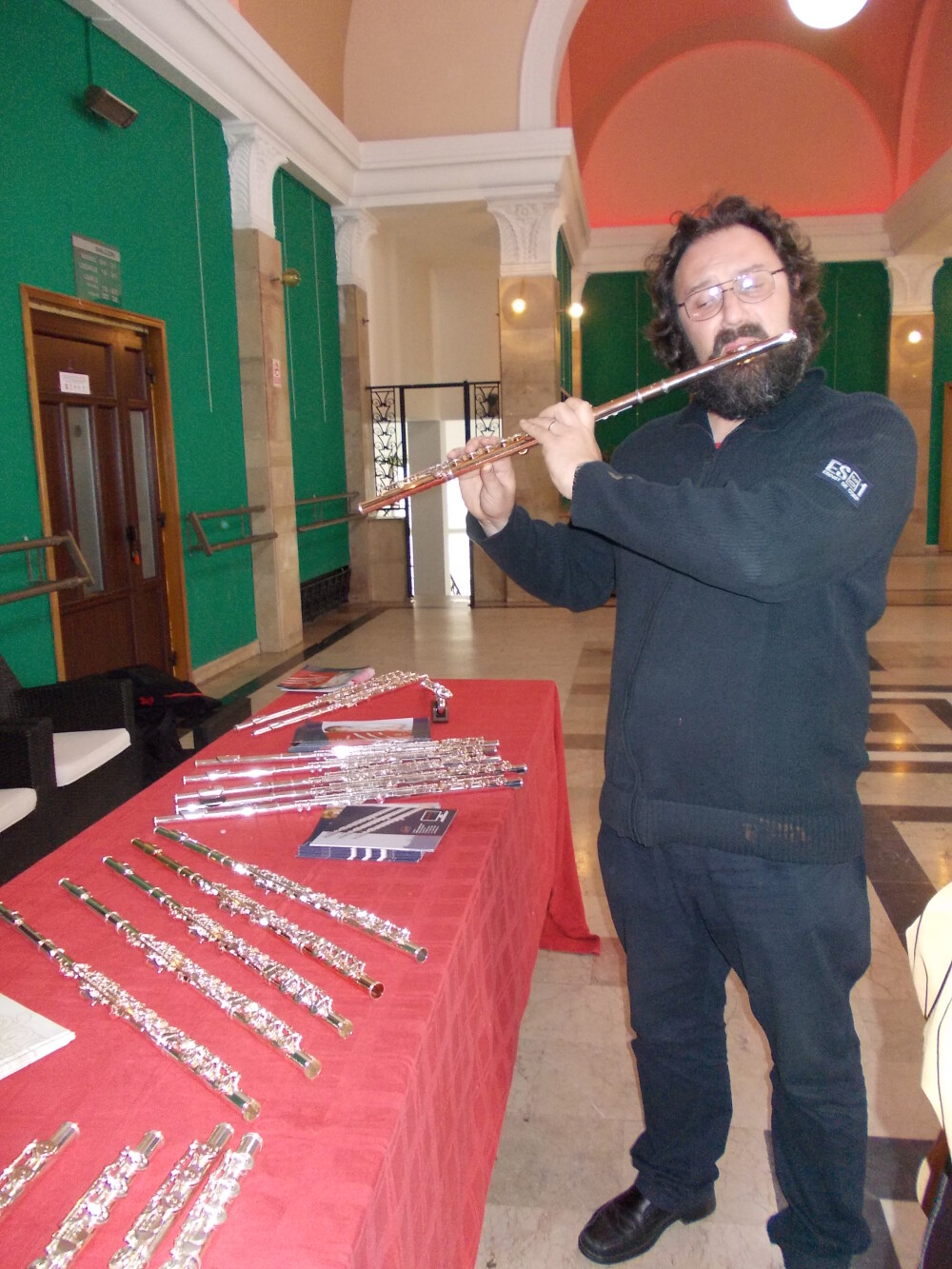 Expozitie de flaute la Filarmonica Banatul. Zeci de instrumente muzicale, testate de timisoreni - Imaginea 4