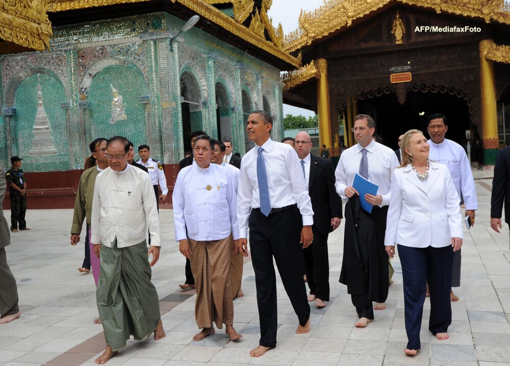 Barack Obama, cu cravata dar descult, la un templu din Myanmar. Vizita istorica a presedintelui SUA - Imaginea 1