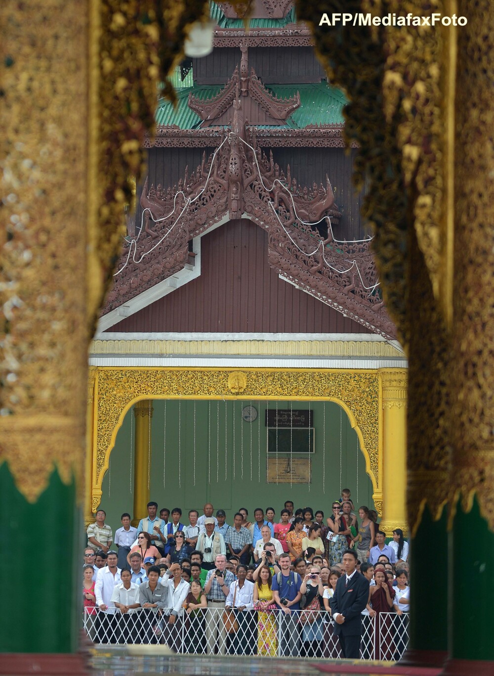 Barack Obama, cu cravata dar descult, la un templu din Myanmar. Vizita istorica a presedintelui SUA - Imaginea 3