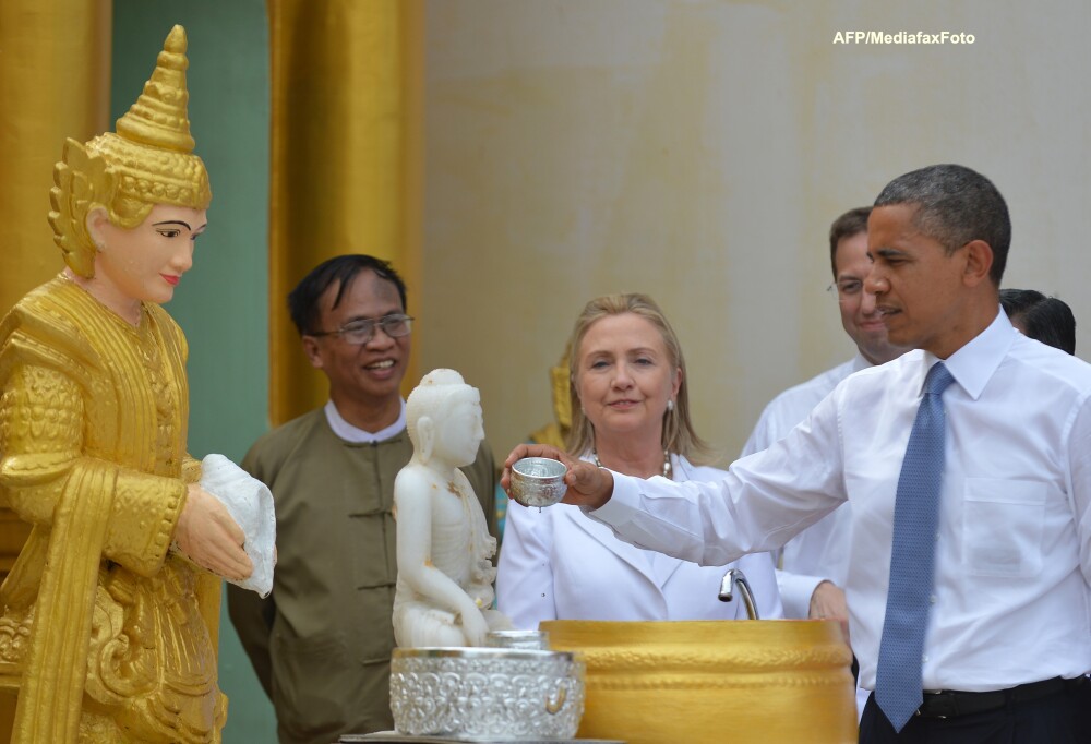 Barack Obama, cu cravata dar descult, la un templu din Myanmar. Vizita istorica a presedintelui SUA - Imaginea 4