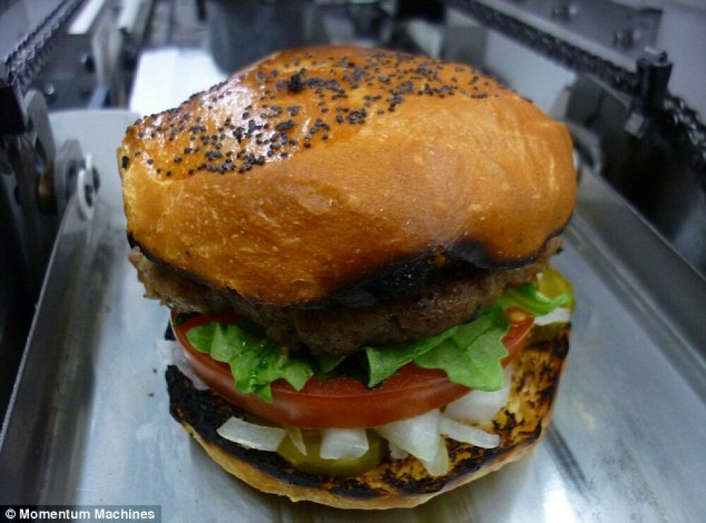 Primul fast food care renunta la bucatari. Hamburgerii vor fi produsi de roboti - Imaginea 2