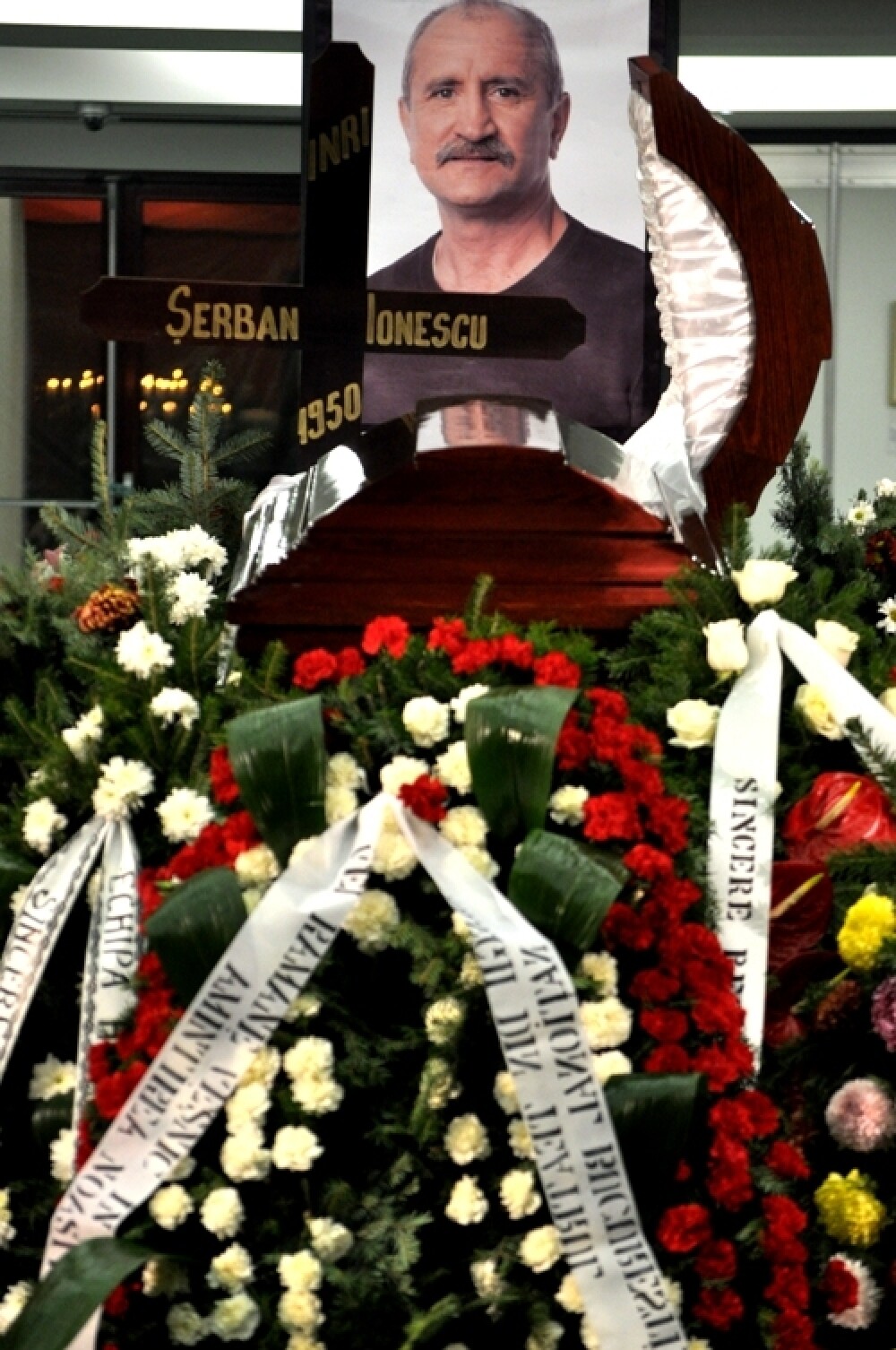 Serban Ionescu a fost inmormantat cu onoruri militare, la cimitirul Bellu - Imaginea 2