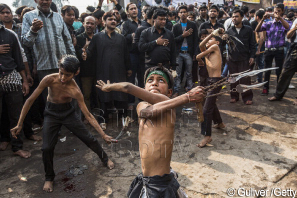 Ashura, sarbatoarea cu ritualuri barbare, oameni mutilati si strazi inecate in sange. GALERIE FOTO - Imaginea 4