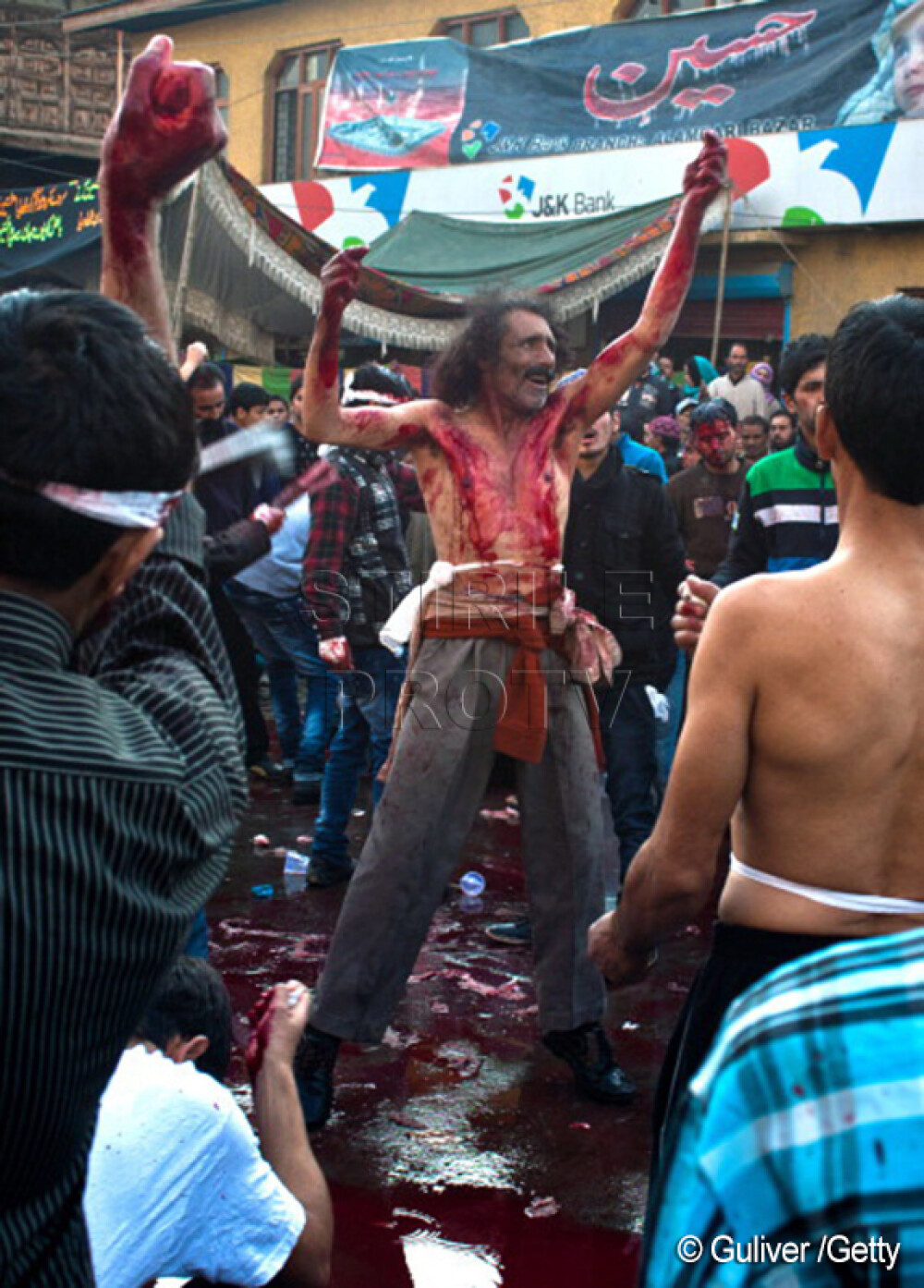 Ashura, sarbatoarea cu ritualuri barbare, oameni mutilati si strazi inecate in sange. GALERIE FOTO - Imaginea 7