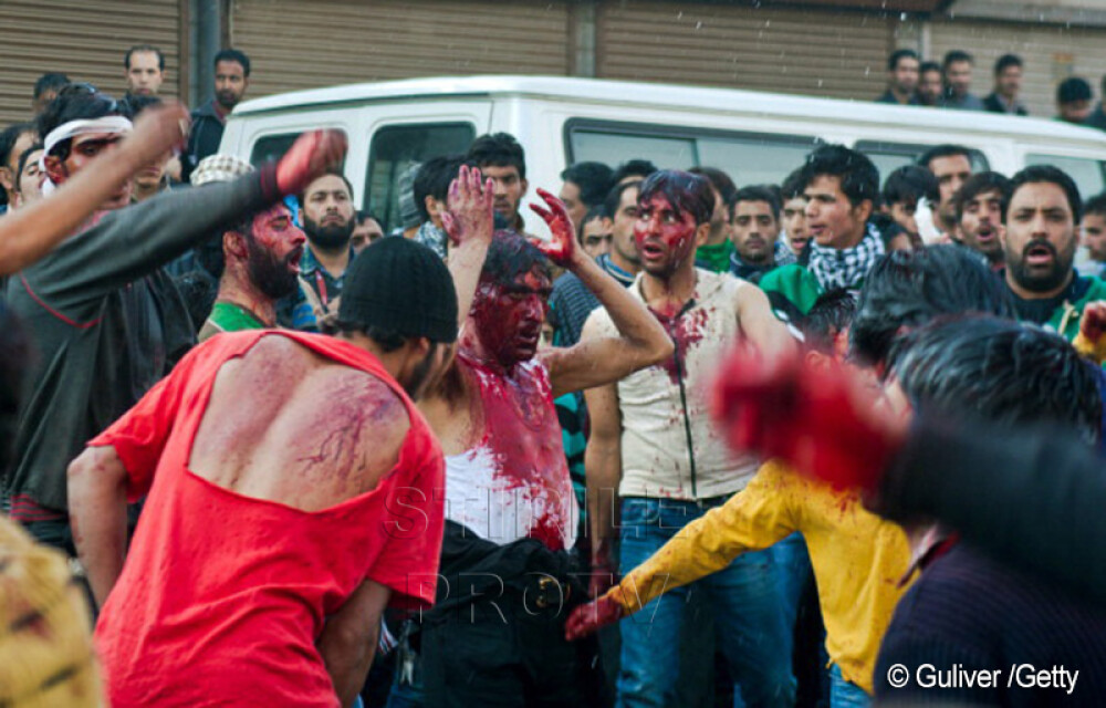 Ashura, sarbatoarea cu ritualuri barbare, oameni mutilati si strazi inecate in sange. GALERIE FOTO - Imaginea 8
