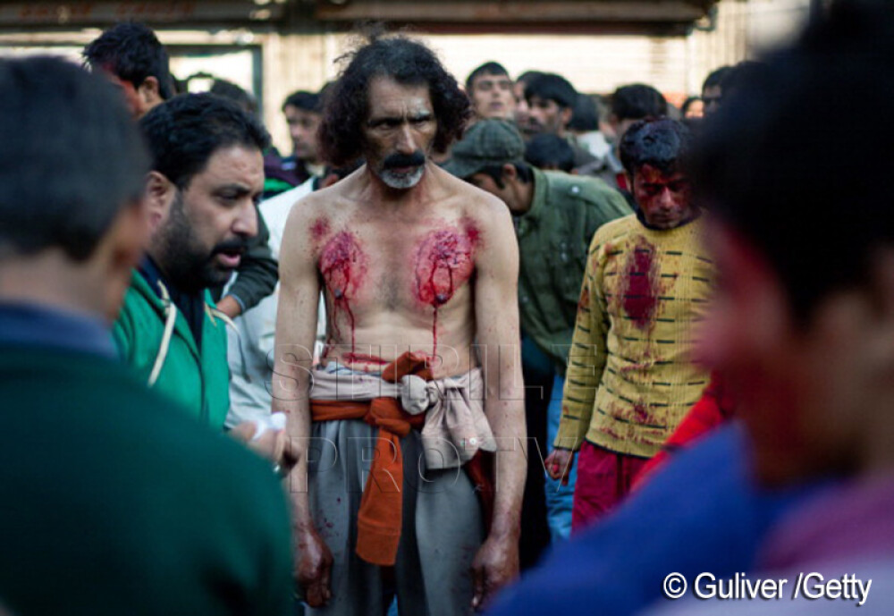 Ashura, sarbatoarea cu ritualuri barbare, oameni mutilati si strazi inecate in sange. GALERIE FOTO - Imaginea 9