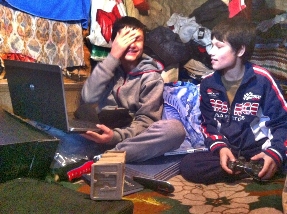 Momente emotionante in casa lui Aidin si Metin. Laptopul oferit pentru a-i ajuta sa invete a sosit - Imaginea 2