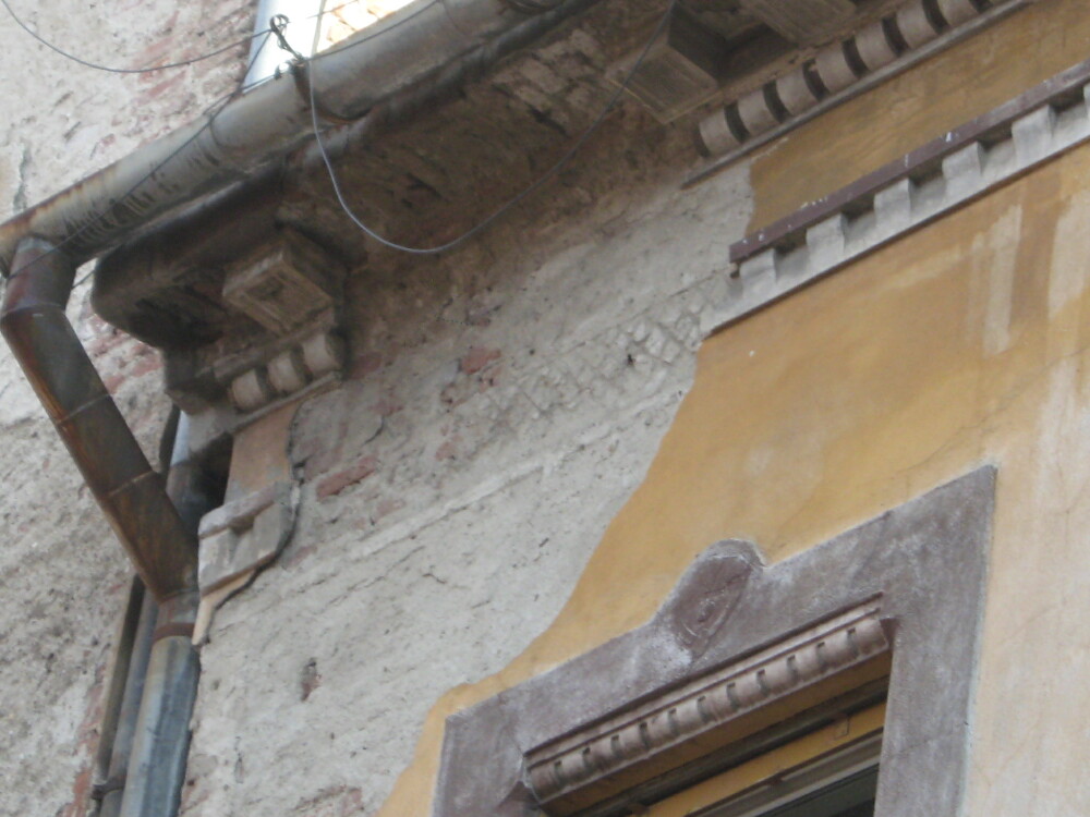 Atentie, cad ornamentele! In Arad, cladirile vechi au devenit un real pericol pentru trecatori - Imaginea 3