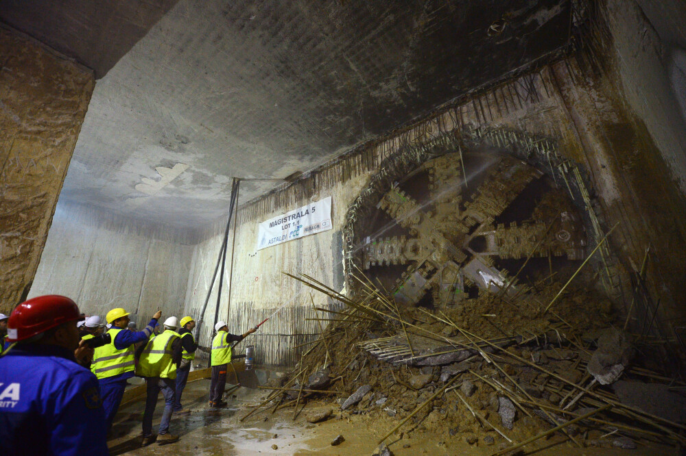 Ponta a filmat cu telefonul spargerea tunelului de metrou: 