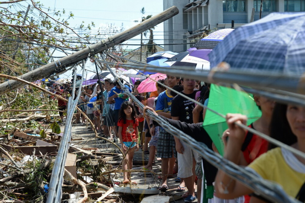 Imaginile DEZASTRULUI in Filipine. Locuitorii loviti de taifun jefuiesc mortii pentru a supravietui - Imaginea 2