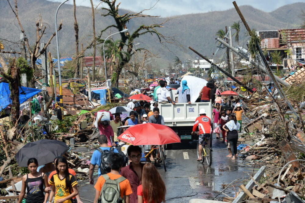 Imaginile DEZASTRULUI in Filipine. Locuitorii loviti de taifun jefuiesc mortii pentru a supravietui - Imaginea 3