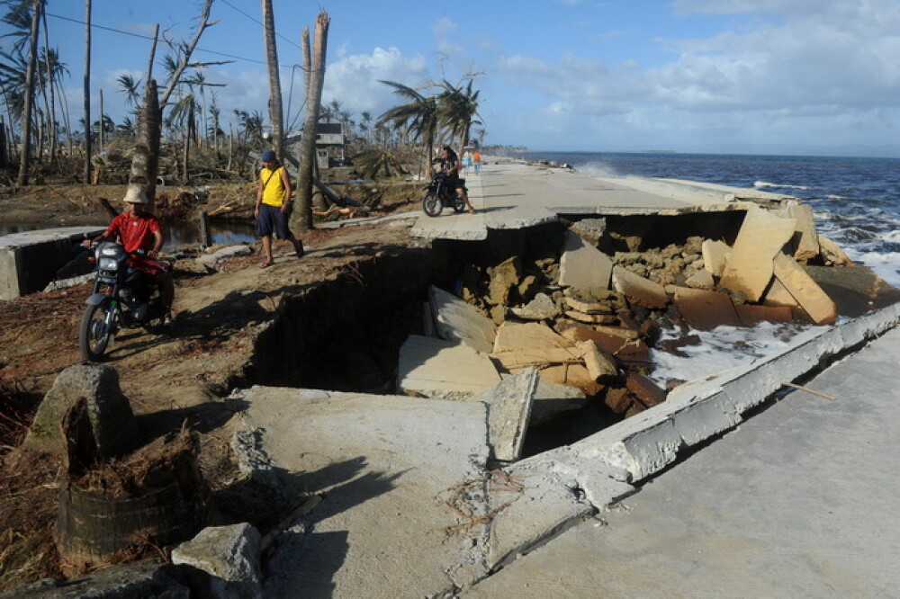 Imaginile DEZASTRULUI in Filipine. Locuitorii loviti de taifun jefuiesc mortii pentru a supravietui - Imaginea 4