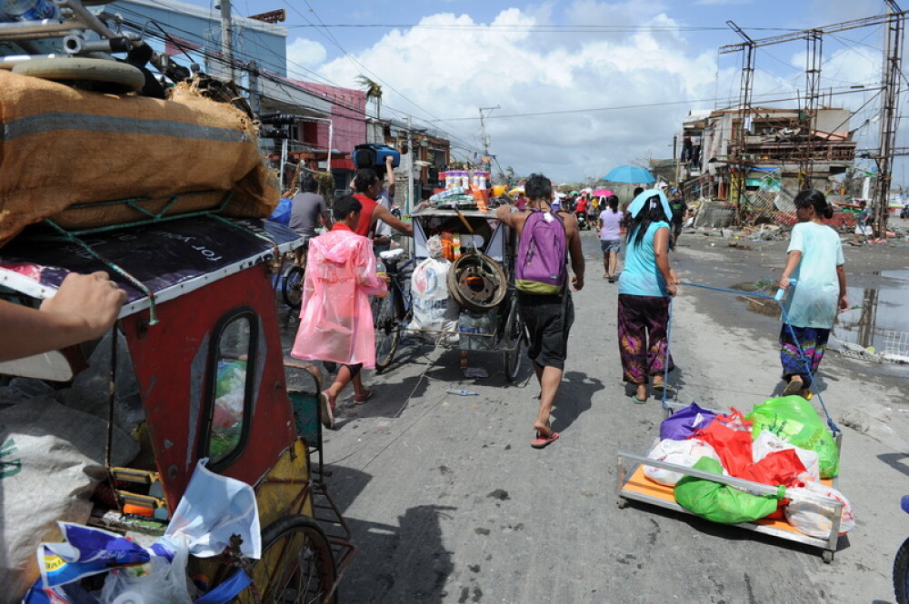 Imaginile DEZASTRULUI in Filipine. Locuitorii loviti de taifun jefuiesc mortii pentru a supravietui - Imaginea 5