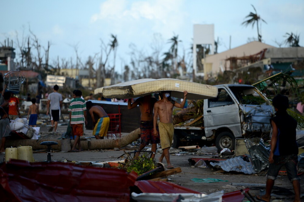 Imaginile DEZASTRULUI in Filipine. Locuitorii loviti de taifun jefuiesc mortii pentru a supravietui - Imaginea 6