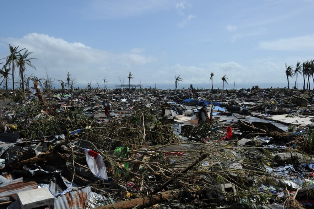 Imaginile DEZASTRULUI in Filipine. Locuitorii loviti de taifun jefuiesc mortii pentru a supravietui - Imaginea 7