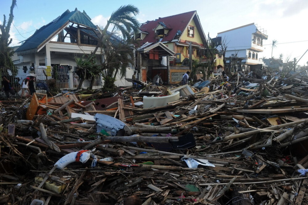 Imaginile DEZASTRULUI in Filipine. Locuitorii loviti de taifun jefuiesc mortii pentru a supravietui - Imaginea 8