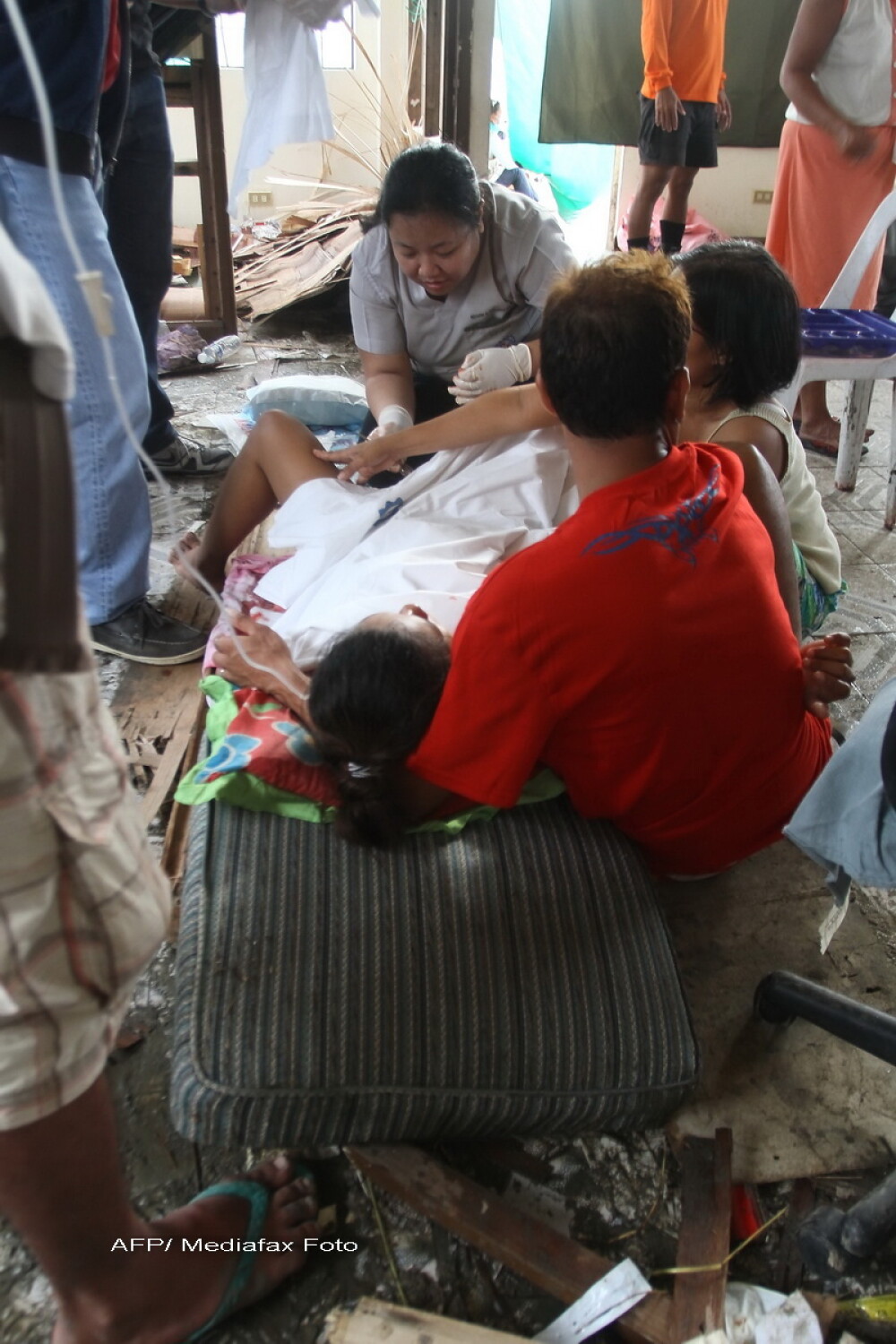Speranta dupa dezastrul din Filipine. O femeie a nascut printre daramaturi, dupa trecerea taifunului - Imaginea 2