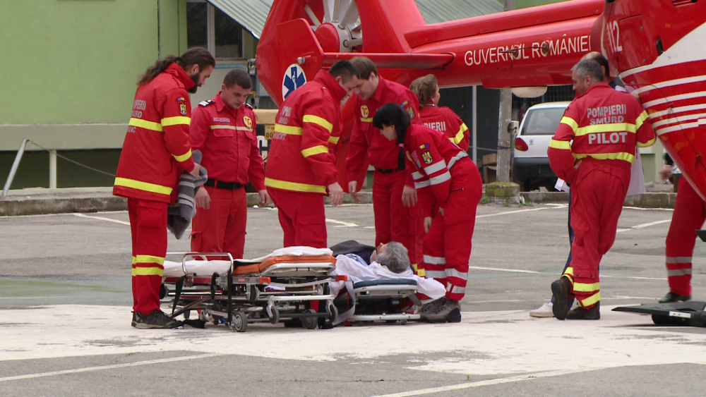 Interventie de urgenta. Un barbat din Craiova a fost adus cu un elicopter SMURD la Timisoara - Imaginea 2
