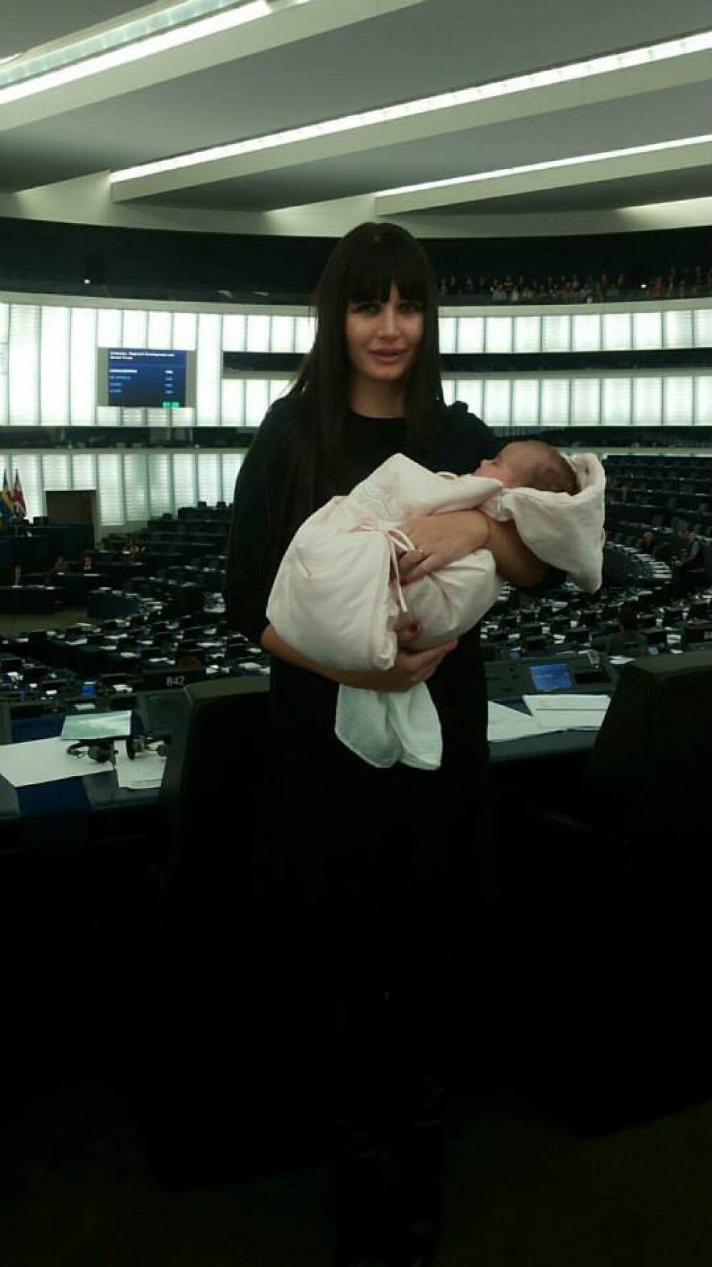 Elena Basescu s-a intors la munca, dupa doar 2 luni. A adus-o pe Sofia in Parlamentul European. FOTO - Imaginea 2