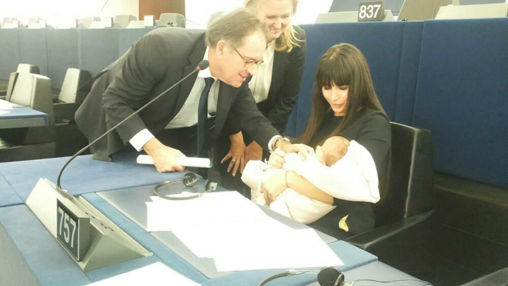 Elena Basescu s-a intors la munca, dupa doar 2 luni. A adus-o pe Sofia in Parlamentul European. FOTO - Imaginea 3