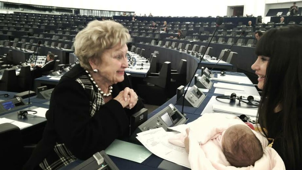 Elena Basescu s-a intors la munca, dupa doar 2 luni. A adus-o pe Sofia in Parlamentul European. FOTO - Imaginea 5