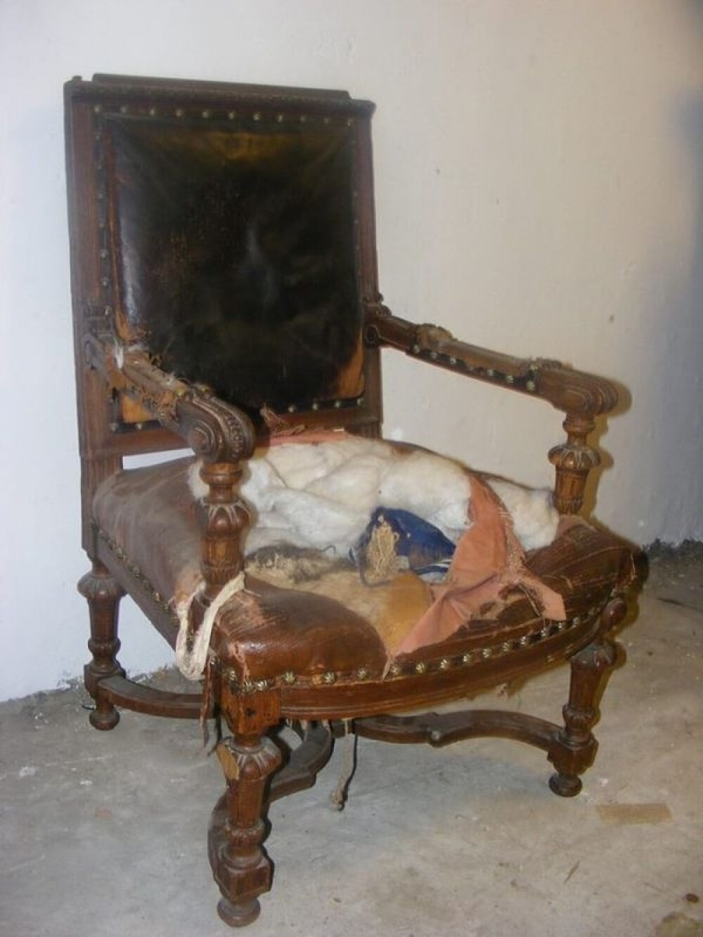 Un restaurator din Rusia a descoperit o adevarata comoara intr-un scaun. FOTO - Imaginea 1
