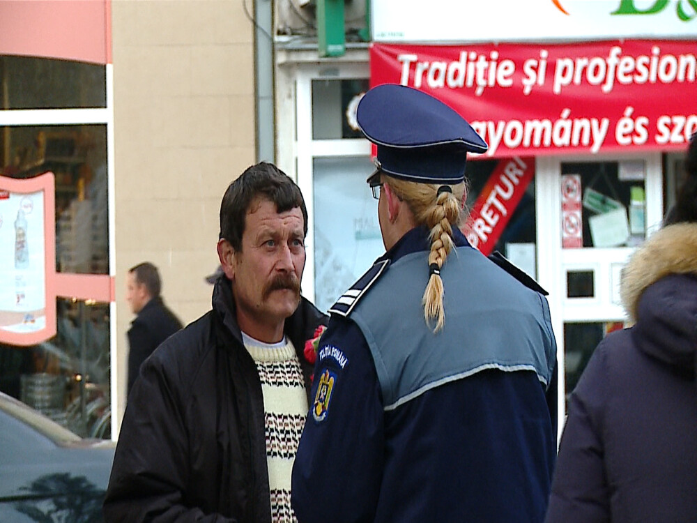 Barbatii din Targu Mures au primit astazi flori cu mesajul 