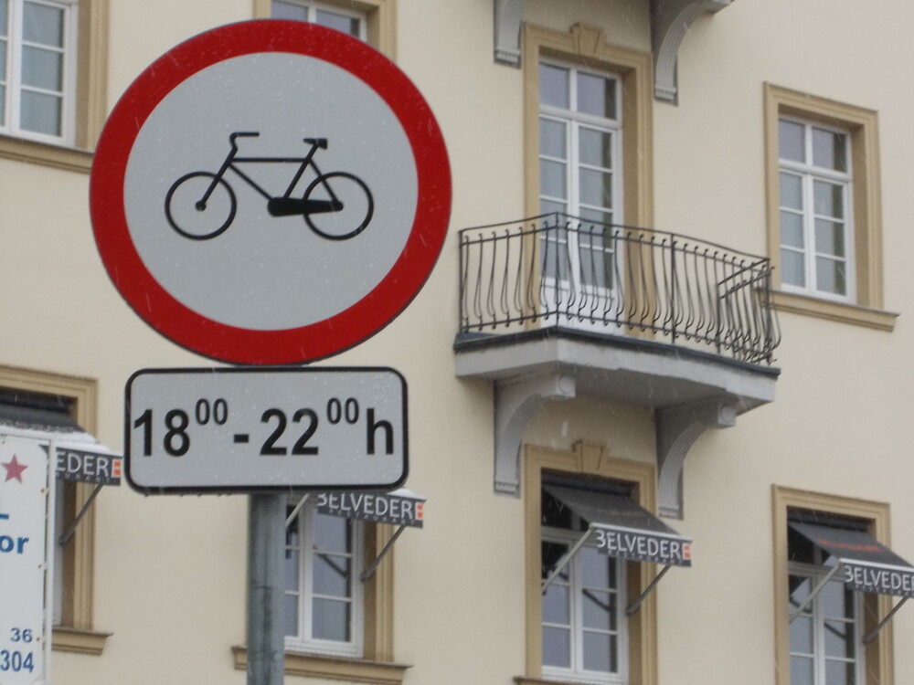 Interzis sau nu? Semnele de circulatie inca restrictioneaza accesul biciclistilor in Piata Victoriei - Imaginea 1