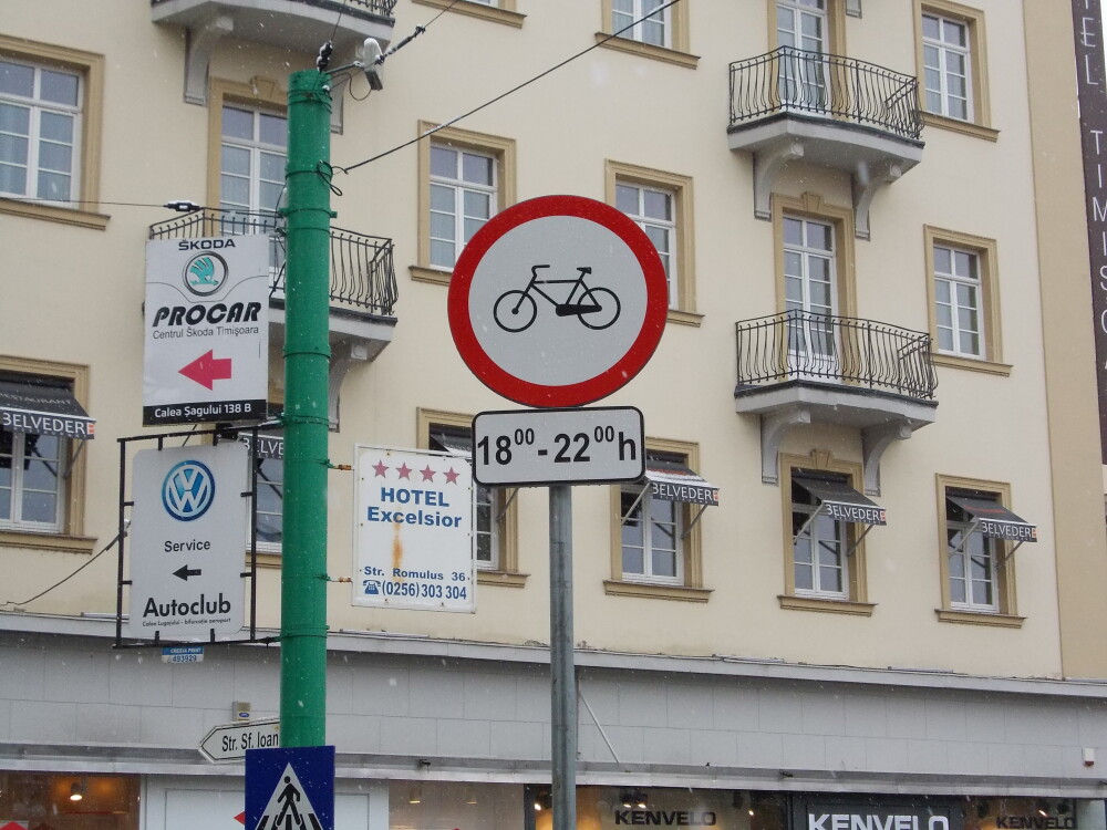 Interzis sau nu? Semnele de circulatie inca restrictioneaza accesul biciclistilor in Piata Victoriei - Imaginea 2