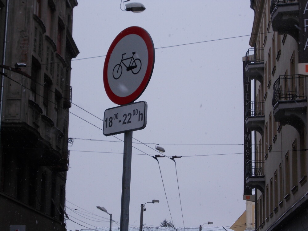Interzis sau nu? Semnele de circulatie inca restrictioneaza accesul biciclistilor in Piata Victoriei - Imaginea 3