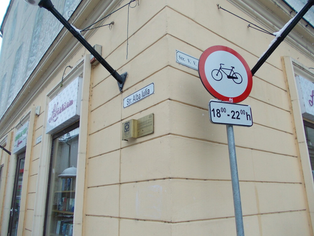 Interzis sau nu? Semnele de circulatie inca restrictioneaza accesul biciclistilor in Piata Victoriei - Imaginea 4
