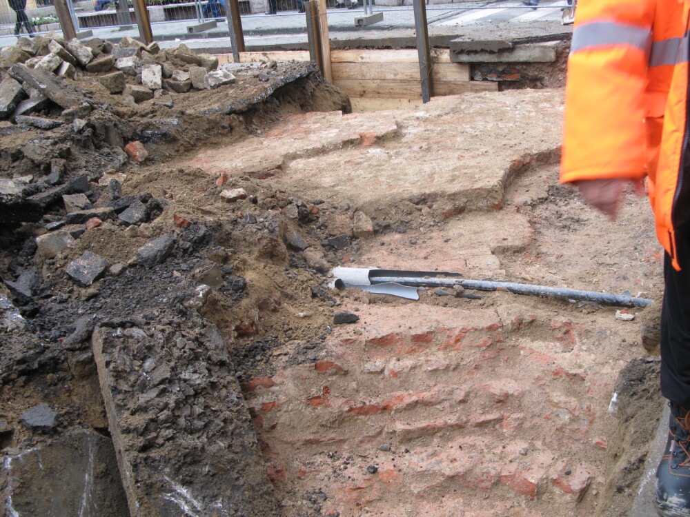 FOTO! Au fost descoperite vestigii arheologice in Piata Sfantul Gheorghe. Ce se va intampla - Imaginea 5