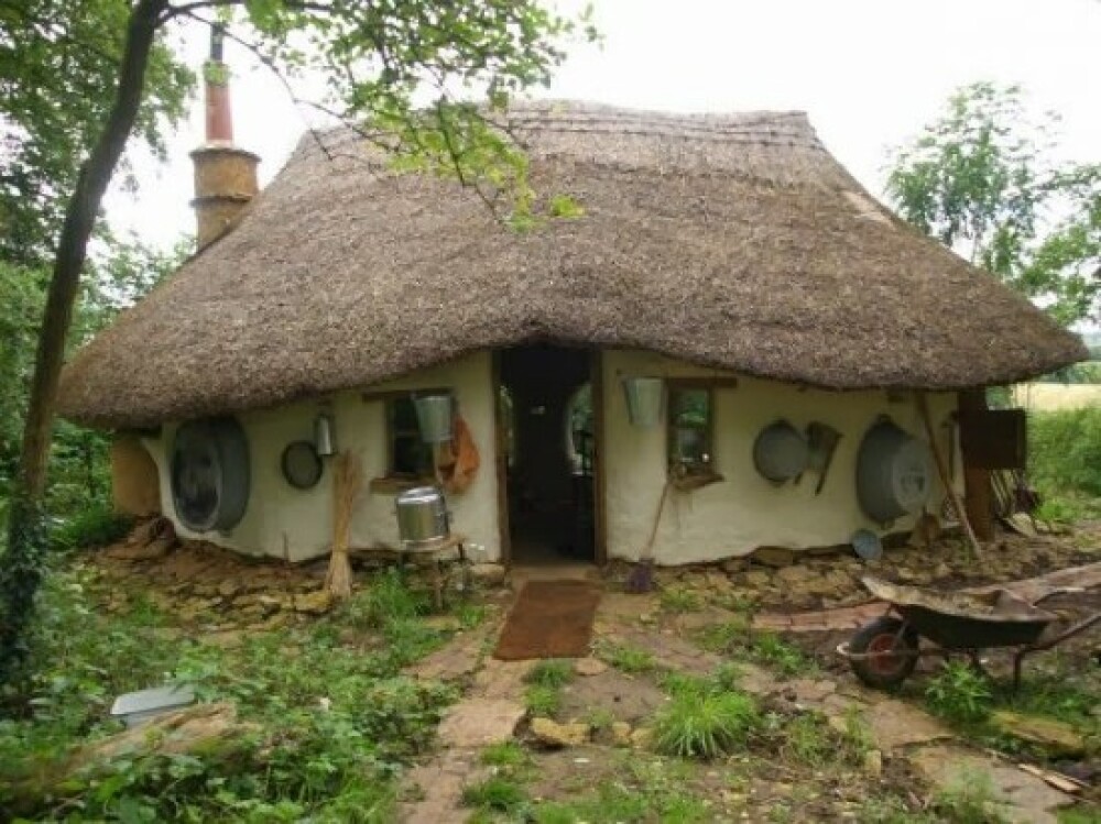 Un fermier britanic si-a construit propria casa de hobbit cu doar 180 de euro. FOTO - Imaginea 1