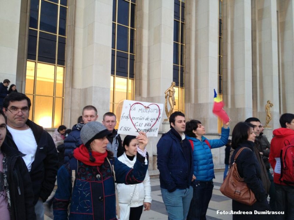 YES LA VOT. Sute de romani au protestat la Paris: 