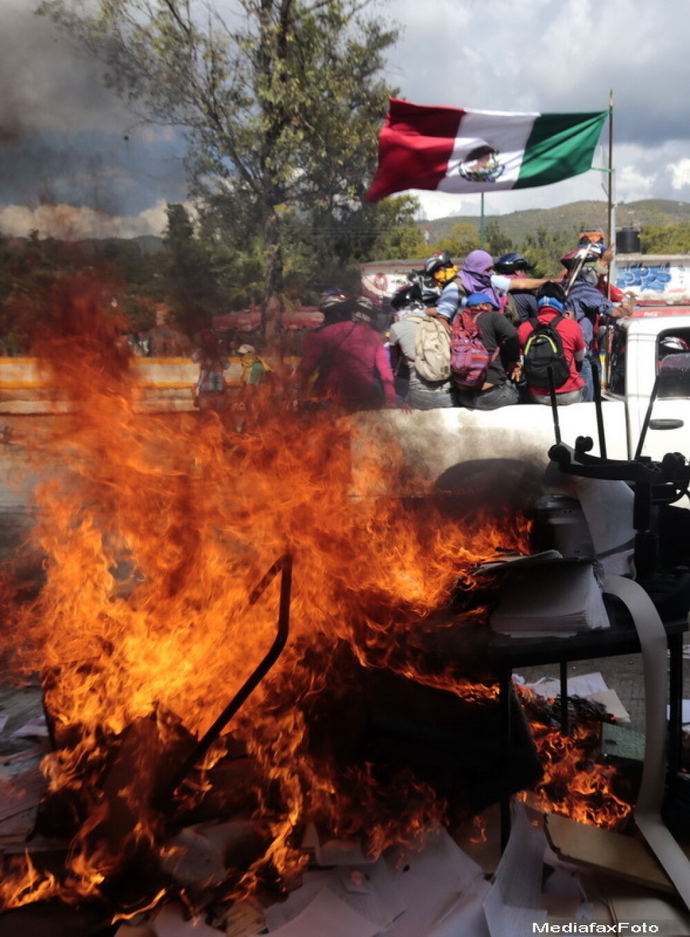 Proteste extrem de violente in Mexic, dupa anuntul ca toti cei 43 de studenti disparuti ar fi fost ucisi - Imaginea 2