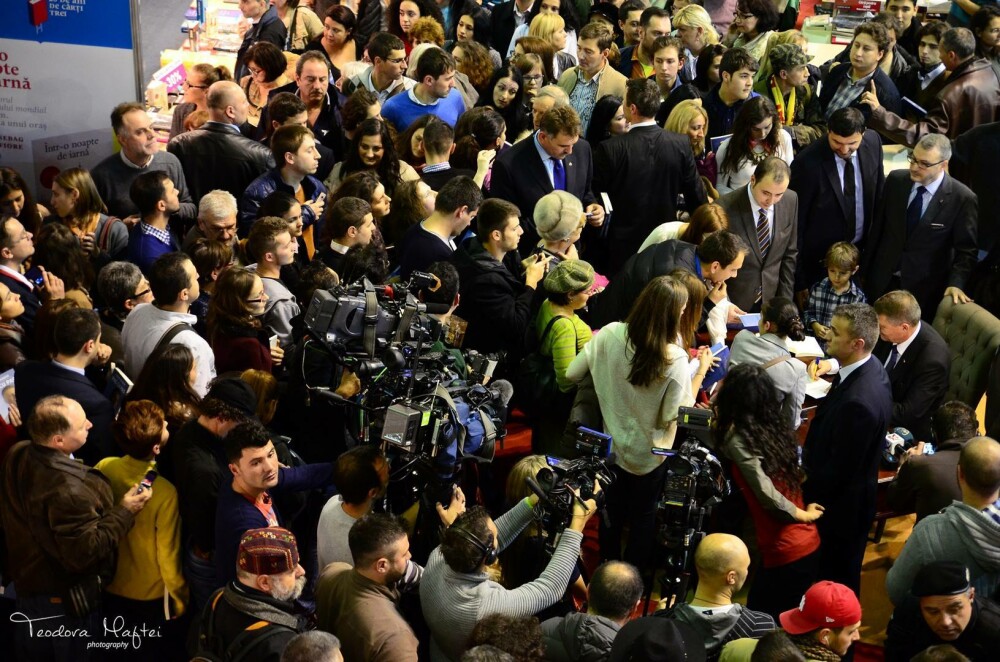 Iohannis a dat peste 2.000 de autografe la Romexpo si a prelungit programul targului. 