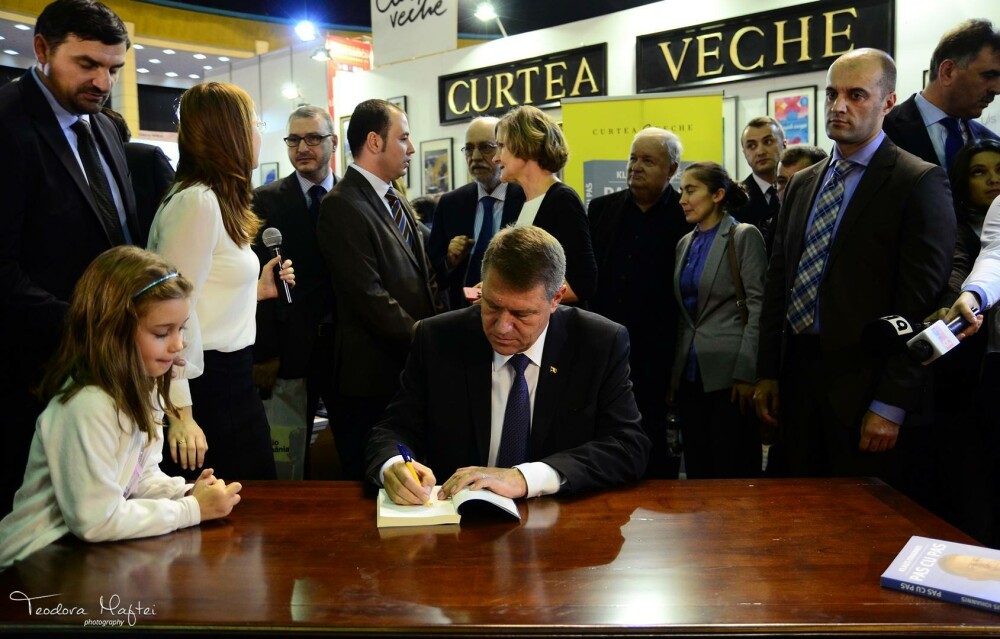Iohannis a dat peste 2.000 de autografe la Romexpo si a prelungit programul targului. 