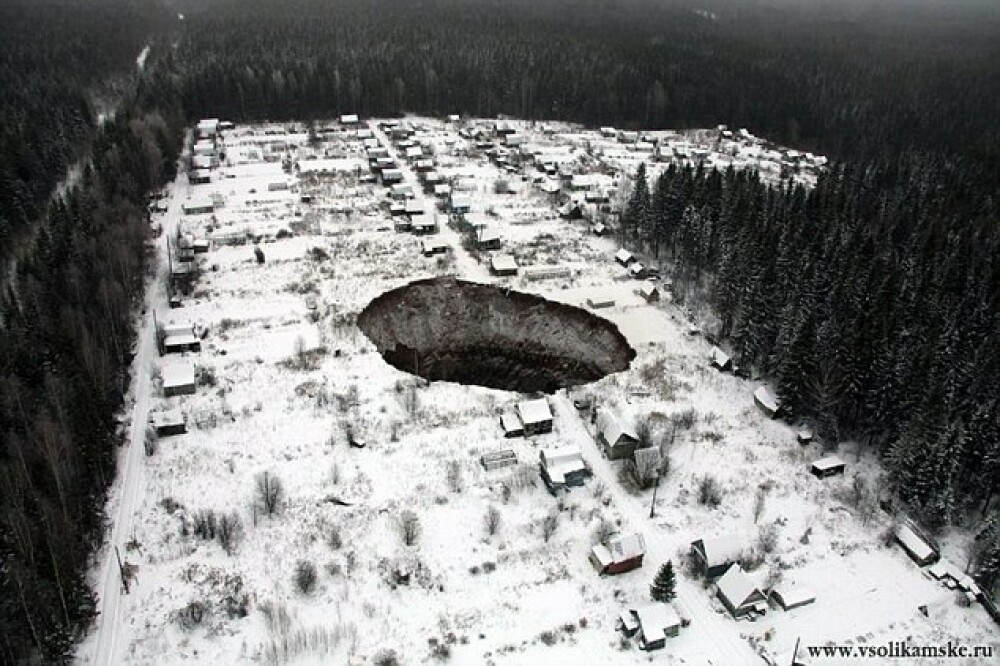Crater imens, aparut in apropierea unei mine din Rusia. Geologii cauta o explicatie. FOTO - Imaginea 1