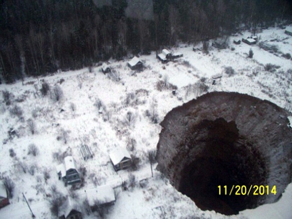 Crater imens, aparut in apropierea unei mine din Rusia. Geologii cauta o explicatie. FOTO - Imaginea 2